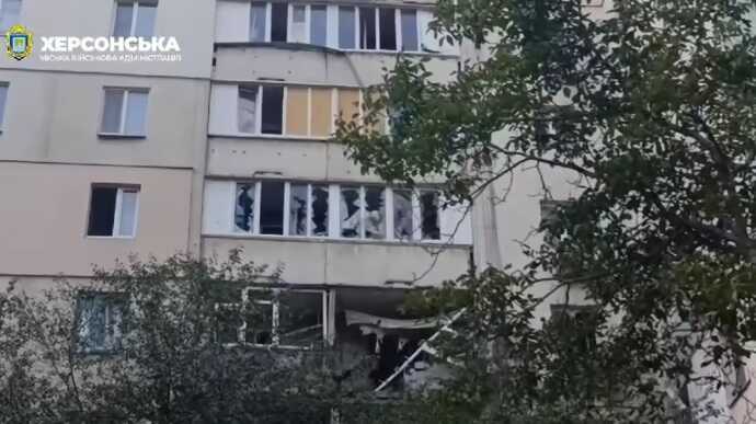 Окупанти поцілили у багатоповерхівку в Херсоні: дівчина, яка була поруч, у важкому стані