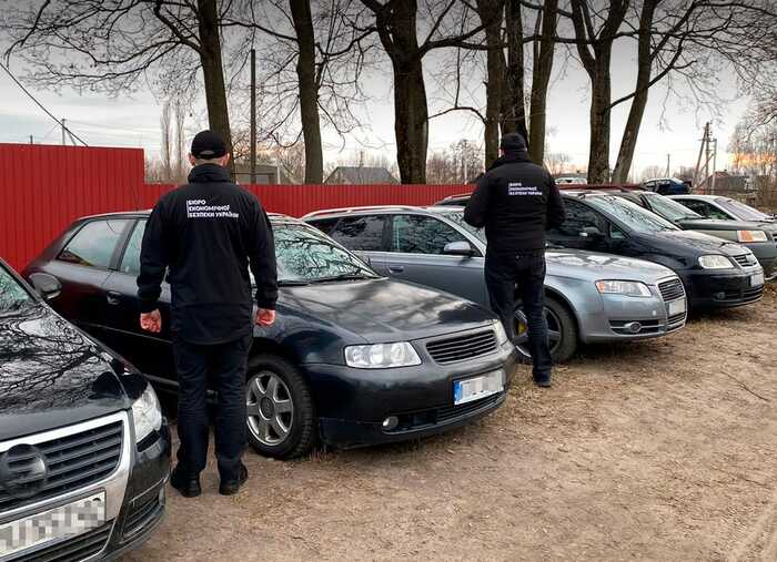 БЕБ знайшло ще одну схему незаконного ввезення автівок, як гуманітарну допомогу для ЗСУ