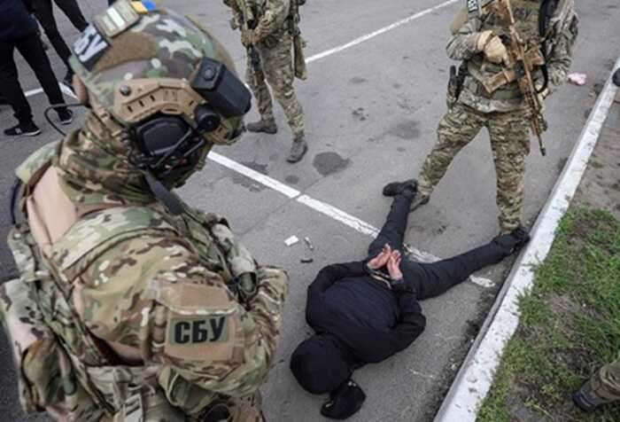 "Обклав даниною" підлеглих: СБУ викрила командира військової частини на поборах