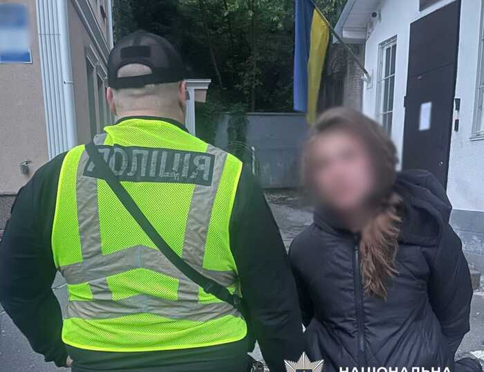 У Києві затримали жінку, яка пошкодила фотографії полеглих захисників на Алеї Героїв