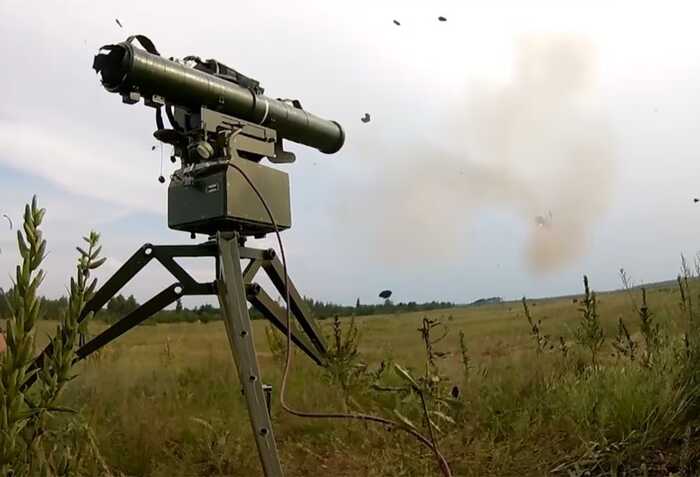 Бійці ЗСУ із ПТРК знищують російський танк Т-72 на Курщині