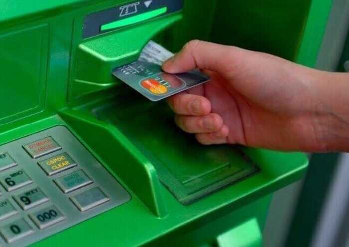 У Кривому Розі чоловік розтрощив банкомат Приватбанку, бо той не повернув карту