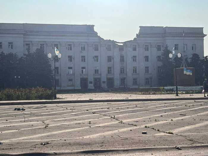 Росіяни завдали авіаудару по будівлі ОДА у Херсоні