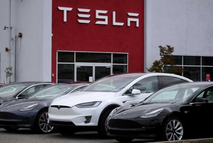 На тлі конфлікту між Маском і Трампом акції Tesla впали майже на 20%