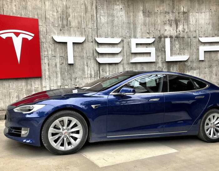 Tesla втратила рекордні 152 мільярдів доларів після конфлікту Маска і Трампа